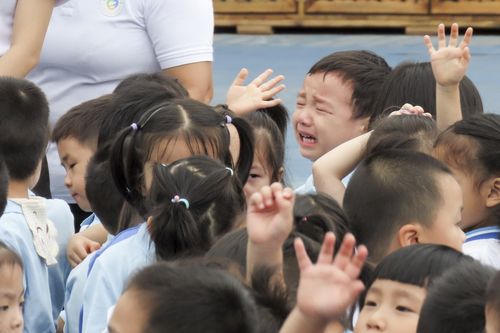 孩子不愿意上学天天哭怎么办 一年级学生不想上学总是哭