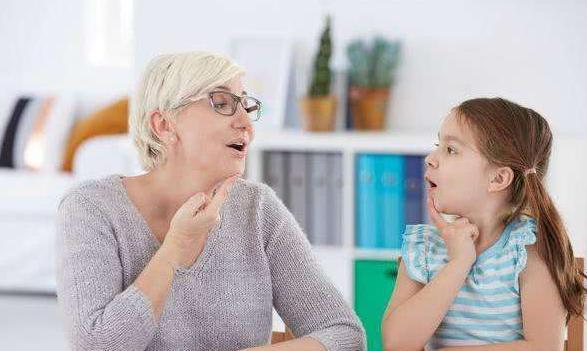 10岁孩子语言表达能力差怎么办 十岁孩子说话不连贯总是停顿