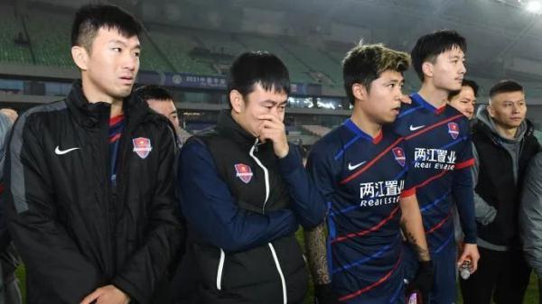 重庆两江足球俱乐部解散，球员被欠薪只有“白条”
