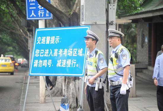 重庆江北交巡警发布2022年高考考点出行提示 两江新区交巡警支队