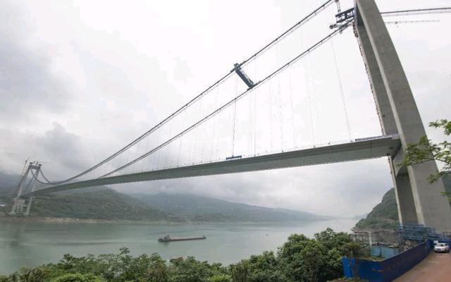 山水桥都，看重庆!直辖前建成的万县长江大桥，见证了万州的飞跃 有桥有船有山的山水画