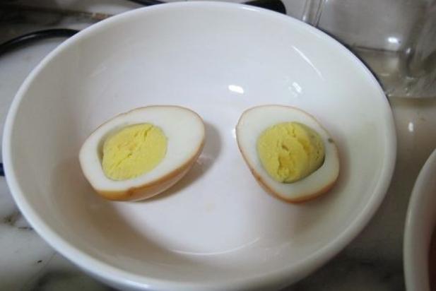 鸡蛋只吃蛋白不吃蛋黄可取吗?煲汤时间越久越好吗?最新的舌尖上的营养经，很多人不知道 独活煮鸡蛋每天什么时间吃效果最好